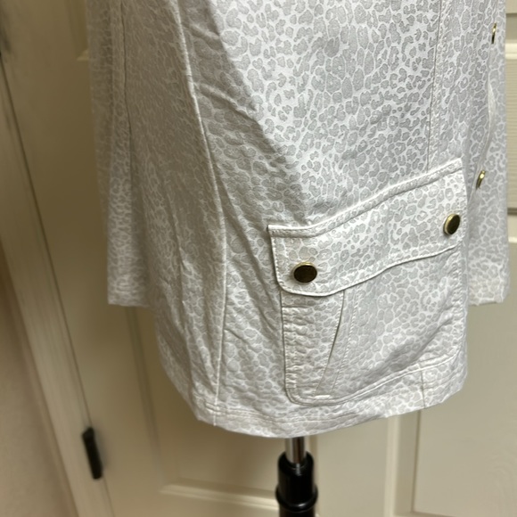 Zenergy by Chico’s Size 3 White and Silver Gray jacket with pockets - Picture 6 of 13